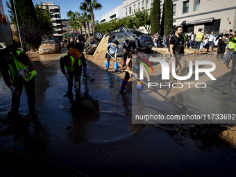 Thousands of volunteers participate in cleaning the areas affected by the floods of October 29 in Valencia. Towns such as Massanassa, Alfafa...