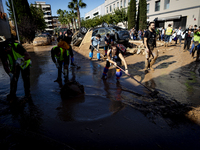 Thousands of volunteers participate in cleaning the areas affected by the floods of October 29 in Valencia. Towns such as Massanassa, Alfafa...