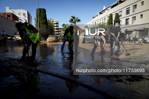 Thousands of volunteers participate in cleaning the areas affected by the floods of October 29 in Valencia. Towns such as Massanassa, Alfafa...