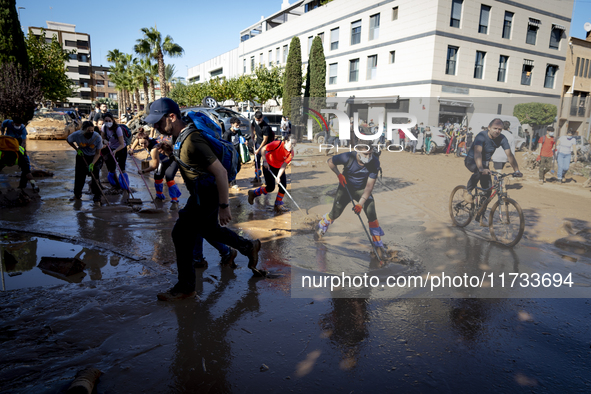 Thousands of volunteers participate in cleaning the areas affected by the floods of October 29 in Valencia. Towns such as Massanassa, Alfafa...