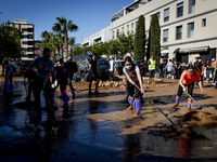 Thousands of volunteers participate in cleaning the areas affected by the floods of October 29 in Valencia. Towns such as Massanassa, Alfafa...