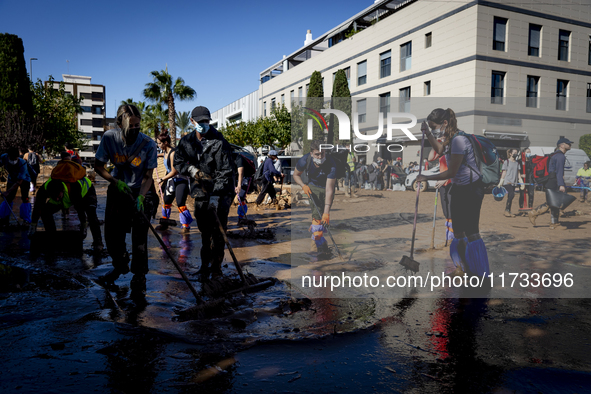 Thousands of volunteers participate in cleaning the areas affected by the floods of October 29 in Valencia. Towns such as Massanassa, Alfafa...