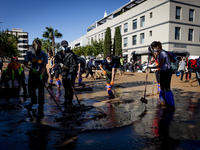 Thousands of volunteers participate in cleaning the areas affected by the floods of October 29 in Valencia. Towns such as Massanassa, Alfafa...