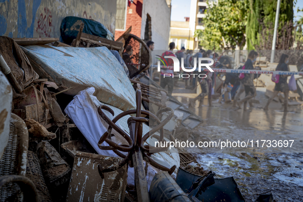 Thousands of volunteers participate in cleaning the areas affected by the floods of October 29 in Valencia. Towns such as Massanassa, Alfafa...