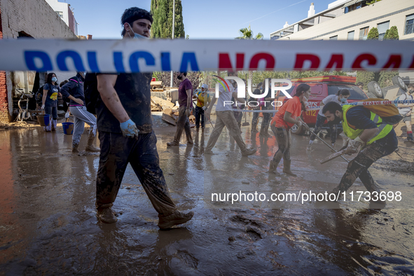 Thousands of volunteers participate in cleaning the areas affected by the floods of October 29 in Valencia. Towns such as Massanassa, Alfafa...