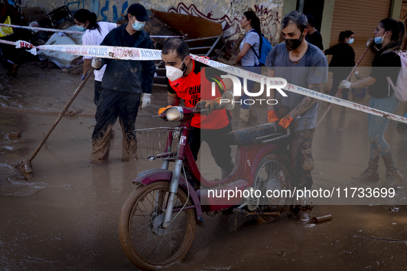 Thousands of volunteers participate in cleaning the areas affected by the floods of October 29 in Valencia. Towns such as Massanassa, Alfafa...