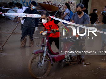 Thousands of volunteers participate in cleaning the areas affected by the floods of October 29 in Valencia. Towns such as Massanassa, Alfafa...