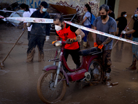 Thousands of volunteers participate in cleaning the areas affected by the floods of October 29 in Valencia. Towns such as Massanassa, Alfafa...