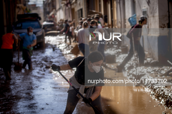 Thousands of volunteers participate in cleaning the areas affected by the floods of October 29 in Valencia. Towns such as Massanassa, Alfafa...