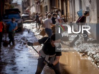 Thousands of volunteers participate in cleaning the areas affected by the floods of October 29 in Valencia. Towns such as Massanassa, Alfafa...