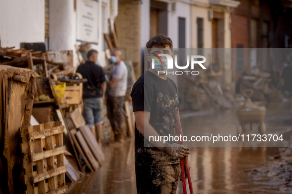 Thousands of volunteers participate in cleaning the areas affected by the floods of October 29 in Valencia. Towns such as Massanassa, Alfafa...