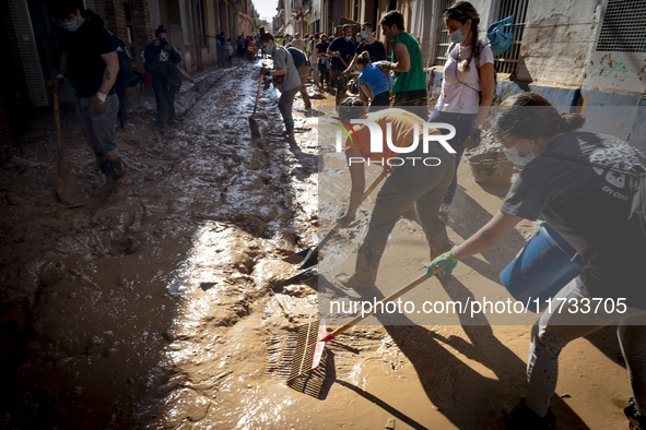 Thousands of volunteers participate in cleaning the areas affected by the floods of October 29 in Valencia. Towns such as Massanassa, Alfafa...