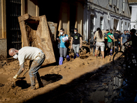 Thousands of volunteers participate in cleaning the areas affected by the floods of October 29 in Valencia. Towns such as Massanassa, Alfafa...