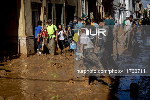 Thousands of volunteers participate in cleaning the areas affected by the floods of October 29 in Valencia. Towns such as Massanassa, Alfafa...