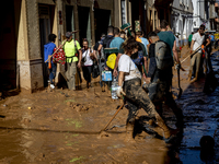 Thousands of volunteers participate in cleaning the areas affected by the floods of October 29 in Valencia. Towns such as Massanassa, Alfafa...