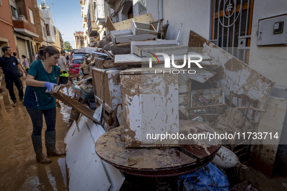 Thousands of volunteers participate in cleaning the areas affected by the floods of October 29 in Valencia. Towns such as Massanassa, Alfafa...