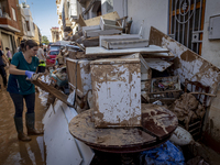 Thousands of volunteers participate in cleaning the areas affected by the floods of October 29 in Valencia. Towns such as Massanassa, Alfafa...