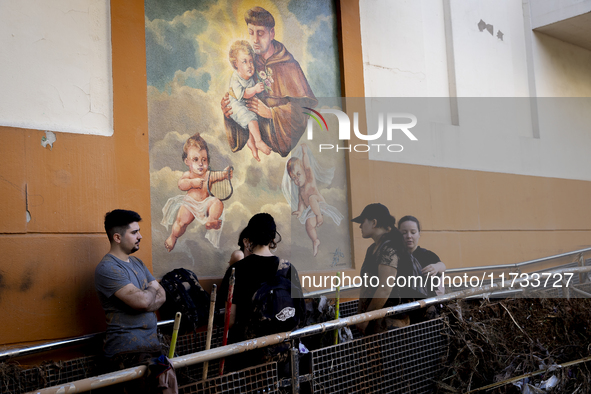 Thousands of volunteers participate in cleaning the areas affected by the floods of October 29 in Valencia. Towns such as Massanassa, Alfafa...