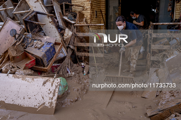 Thousands of volunteers participate in cleaning the areas affected by the floods of October 29 in Valencia. Towns such as Massanassa, Alfafa...