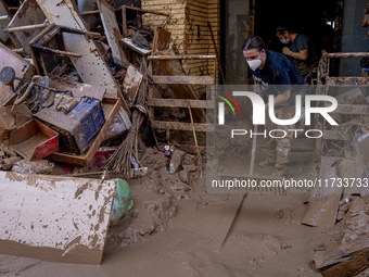 Thousands of volunteers participate in cleaning the areas affected by the floods of October 29 in Valencia. Towns such as Massanassa, Alfafa...