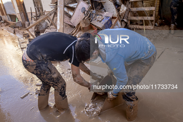 Thousands of volunteers participate in cleaning the areas affected by the floods of October 29 in Valencia. Towns such as Massanassa, Alfafa...