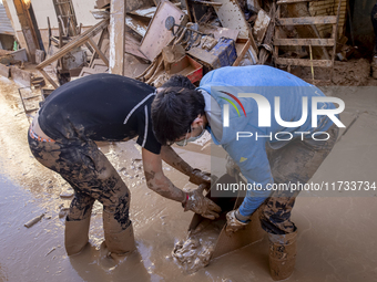 Thousands of volunteers participate in cleaning the areas affected by the floods of October 29 in Valencia. Towns such as Massanassa, Alfafa...