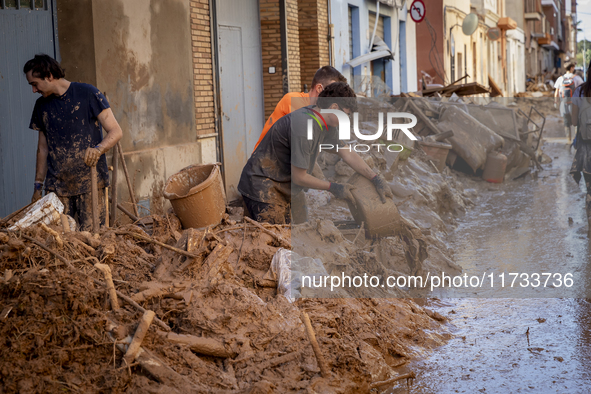 Thousands of volunteers participate in cleaning the areas affected by the floods of October 29 in Valencia. Towns such as Massanassa, Alfafa...