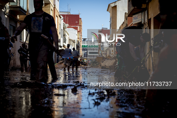 Thousands of volunteers participate in cleaning the areas affected by the floods of October 29 in Valencia. Towns such as Massanassa, Alfafa...