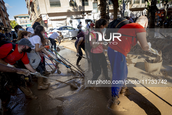 Thousands of volunteers participate in cleaning the areas affected by the floods of October 29 in Valencia. Towns such as Massanassa, Alfafa...