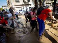 Thousands of volunteers participate in cleaning the areas affected by the floods of October 29 in Valencia. Towns such as Massanassa, Alfafa...