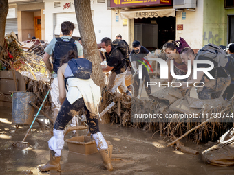 Thousands of volunteers participate in cleaning the areas affected by the floods of October 29 in Valencia. Towns such as Massanassa, Alfafa...