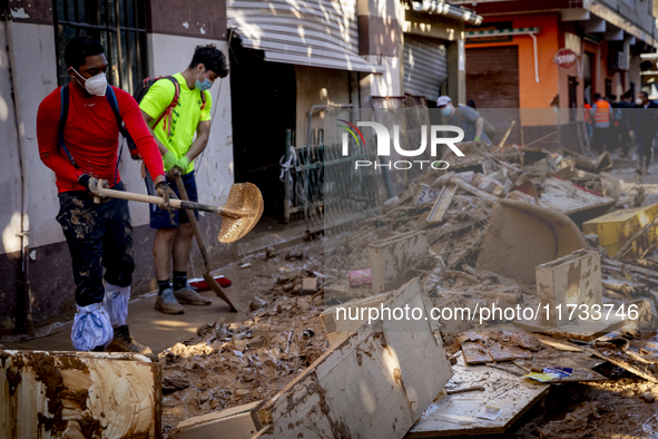 Thousands of volunteers participate in cleaning the areas affected by the floods of October 29 in Valencia. Towns such as Massanassa, Alfafa...