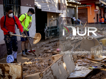 Thousands of volunteers participate in cleaning the areas affected by the floods of October 29 in Valencia. Towns such as Massanassa, Alfafa...