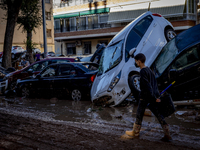 Thousands of volunteers participate in cleaning the areas affected by the floods of October 29 in Valencia. Towns such as Massanassa, Alfafa...