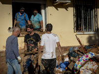 Thousands of volunteers participate in cleaning the areas affected by the floods of October 29 in Valencia. Towns such as Massanassa, Alfafa...