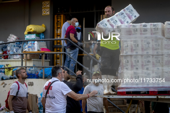 Thousands of volunteers participate in cleaning the areas affected by the floods of October 29 in Valencia. Towns such as Massanassa, Alfafa...