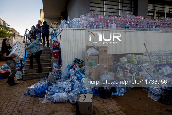 Thousands of volunteers participate in cleaning the areas affected by the floods of October 29 in Valencia. Towns such as Massanassa, Alfafa...