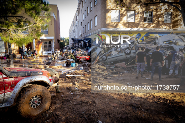 Thousands of volunteers participate in cleaning the areas affected by the floods of October 29 in Valencia. Towns such as Massanassa, Alfafa...