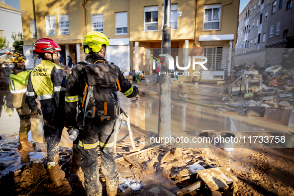 Thousands of volunteers participate in cleaning the areas affected by the floods of October 29 in Valencia. Towns such as Massanassa, Alfafa...