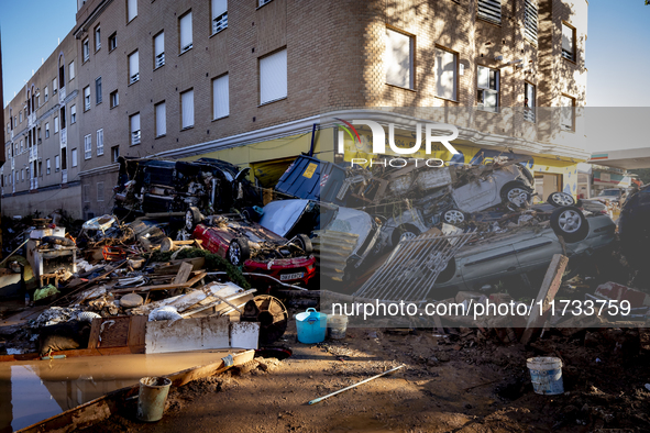 Thousands of volunteers participate in cleaning the areas affected by the floods of October 29 in Valencia. Towns such as Massanassa, Alfafa...