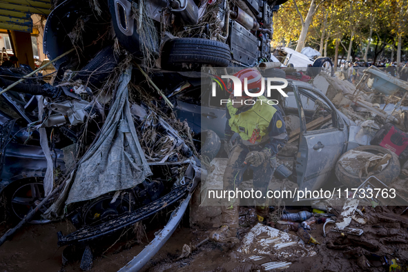 Thousands of volunteers participate in cleaning the areas affected by the floods of October 29 in Valencia. Towns such as Massanassa, Alfafa...