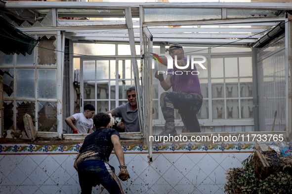 Thousands of volunteers participate in cleaning the areas affected by the floods of October 29 in Valencia. Towns such as Massanassa, Alfafa...