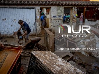 Thousands of volunteers participate in cleaning the areas affected by the floods of October 29 in Valencia. Towns such as Massanassa, Alfafa...