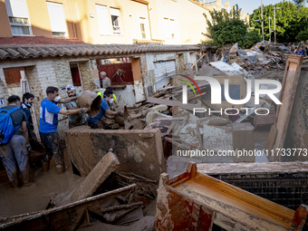 Thousands of volunteers participate in cleaning the areas affected by the floods of October 29 in Valencia. Towns such as Massanassa, Alfafa...