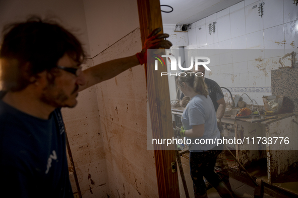 Thousands of volunteers participate in cleaning the areas affected by the floods of October 29 in Valencia. Towns such as Massanassa, Alfafa...