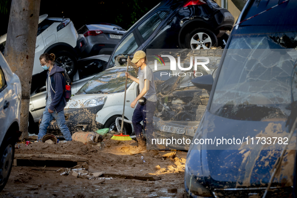 Thousands of volunteers participate in cleaning the areas affected by the floods of October 29 in Valencia. Towns such as Massanassa, Alfafa...