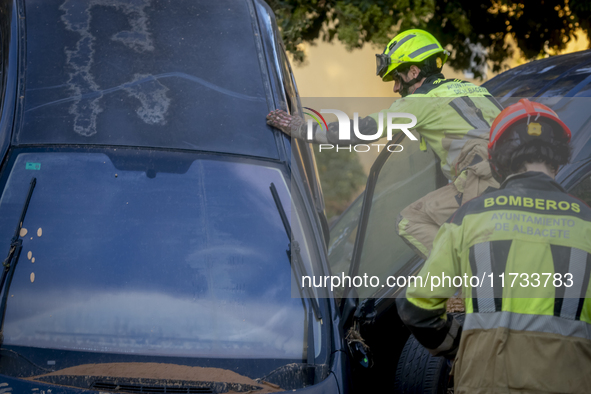 Thousands of volunteers participate in cleaning the areas affected by the floods of October 29 in Valencia. Towns such as Massanassa, Alfafa...