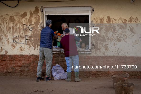 Thousands of volunteers participate in cleaning the areas affected by the floods of October 29 in Valencia. Towns such as Massanassa, Alfafa...