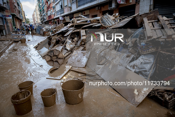 Thousands of volunteers participate in cleaning the areas affected by the floods of October 29 in Valencia. Towns such as Massanassa, Alfafa...