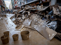 Thousands of volunteers participate in cleaning the areas affected by the floods of October 29 in Valencia. Towns such as Massanassa, Alfafa...